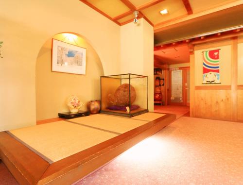 野沢温泉村にある四季の宿　河達の水槽のあるベッドのある部屋