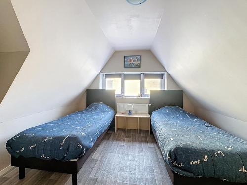 ブレ・デューンにあるVilla 363 - Détente en bord de Merの屋根裏部屋 窓付 ベッド2台付