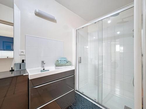 ブレ・デューンにあるVilla 363 - Détente en bord de Merの洗面台とシャワー付きのバスルーム
