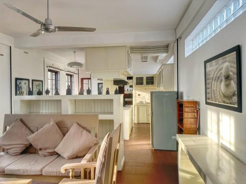 金边Downtime Hotel Phnom Penh的客厅里有一张沙发和一个厨房