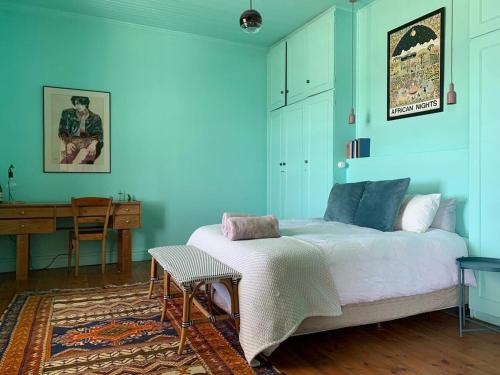 Ένα ή περισσότερα κρεβάτια σε δωμάτιο στο La Rochelle Heritage Beach House