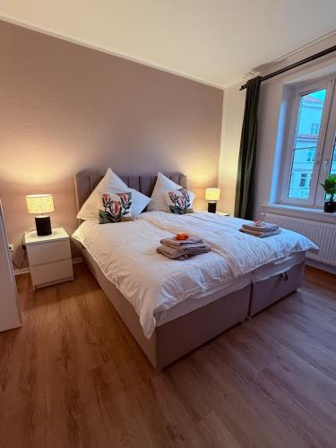 ein Schlafzimmer mit einem großen Bett mit zwei Lampen in der Unterkunft Urban Home in Hannover