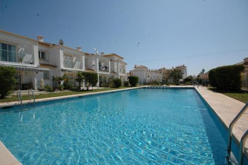 ein großer Pool vor einigen Häusern in der Unterkunft ThE WHALE HOUSE in El Campello