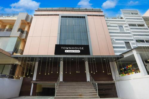 um prédio de casas geminadas com uma placa em Townhouse Central Prayagraj Bus Terminal Formerly Amba Palace em Civil Lines