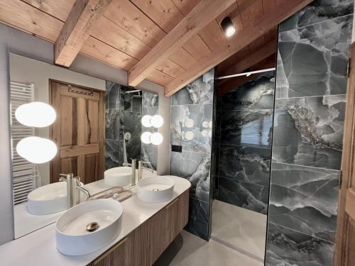 Koupelna v ubytování Chalet Sequoia, pour 14, familial, cozy, tout confort