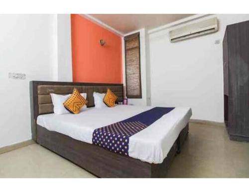 Ένα ή περισσότερα κρεβάτια σε δωμάτιο στο Maharaja Palace,Agra