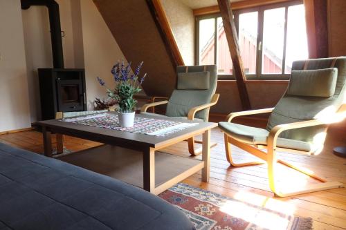 a living room with a coffee table and chairs at Ferienhaus Altes Elbschifferhaus in Königstein an der Elbe