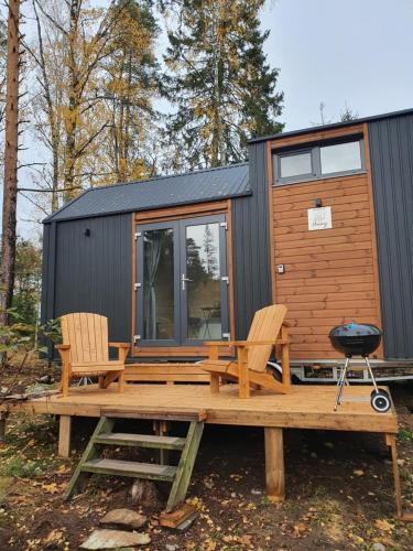 GrillbyにあるVerkestaberg by Tiny Awayの小さな家 木製デッキ(椅子2脚付)