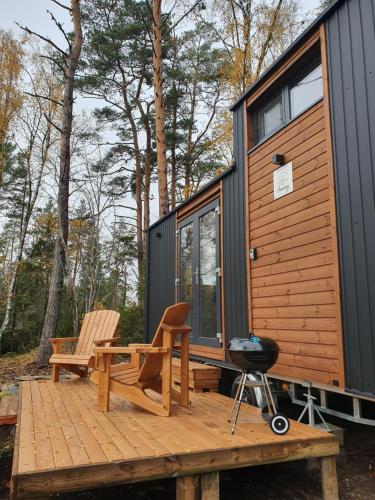 GrillbyにあるVerkestaberg by Tiny Awayの木製のデッキとグリルを備えた小さな家