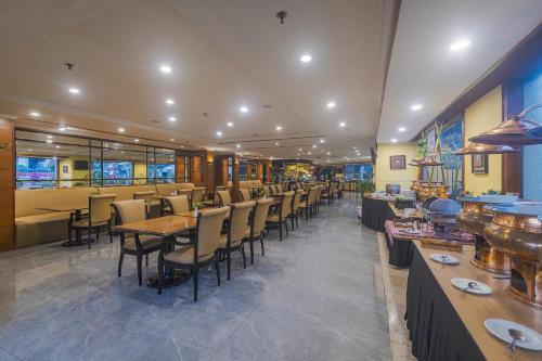 Restaurace v ubytování Surabaya Suites Hotel Powered by Archipelago