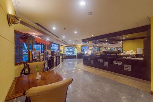 Restaurace v ubytování Surabaya Suites Hotel Powered by Archipelago