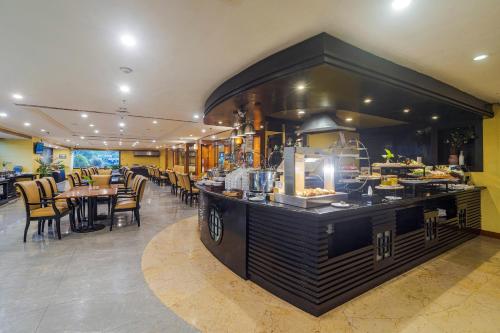 Restaurace v ubytování Surabaya Suites Hotel Powered by Archipelago