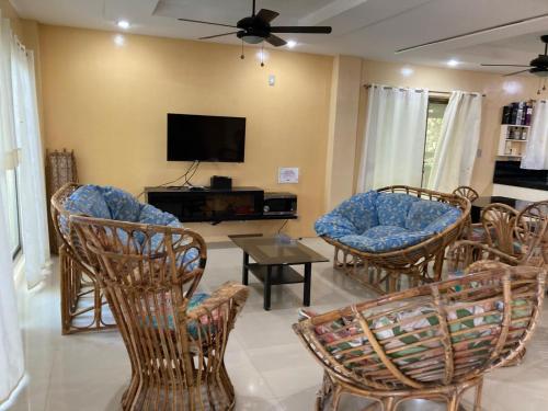 TV a/nebo společenská místnost v ubytování Amami Beachfront Bungalows & Villa