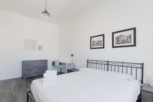 GuestHost - Comfy White Apartment