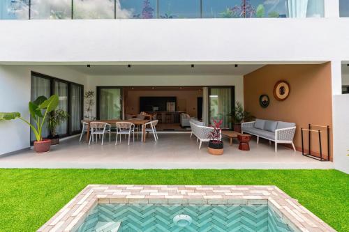 una casa con piscina en el patio en Appart ' AZURA, en Grand Baie