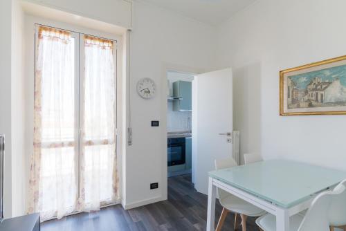 GuestHost - Comfy White Apartment