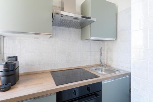 GuestHost - Comfy White Apartment