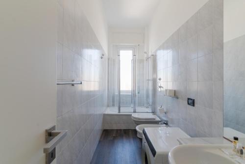 GuestHost - Comfy White Apartment