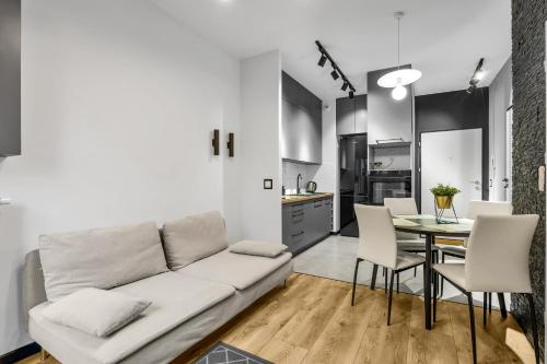 Kłobucka Deluxe Apartment by BookingHost