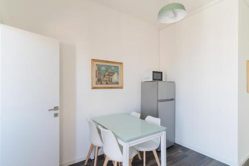 GuestHost - Comfy White Apartment