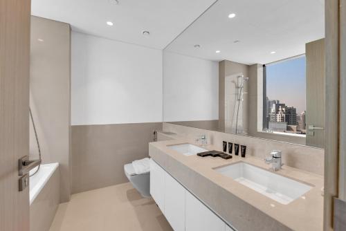 Un baño de Direct Burj & Fountain Views - Designer 4BR Haven!