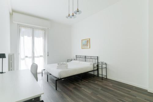 GuestHost - Comfy White Apartment
