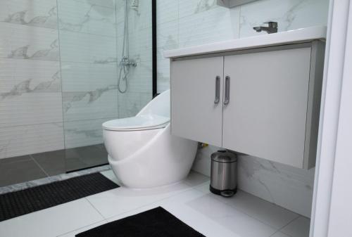 Un baño blanco con inodoro y ducha. en Apart'hotel Assomada, en Assomada