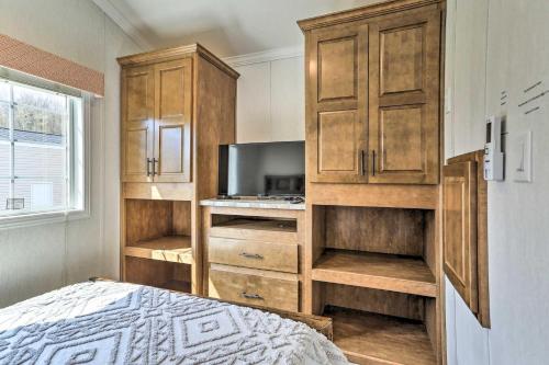 Schlafzimmer mit einem Bett und einem TV sowie Holzschränken in der Unterkunft Dosanko Cottage & Brandenburger Suite at Equestrian House PA in Pleasant Mount
