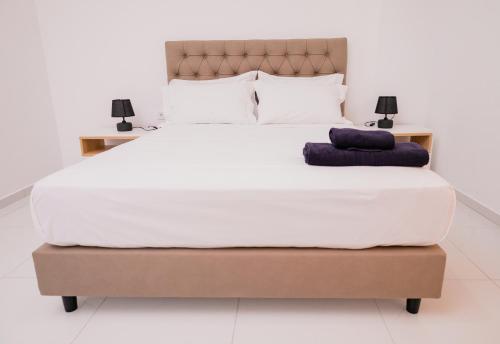 Un dormitorio con una cama grande con dos almohadas encima. en Apart'hotel Assomada, en Assomada