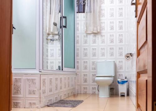 een badkamer met toilet en douche bij The Victory Residence in Accra