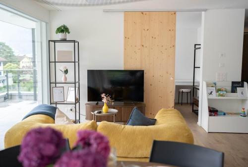 アルトドルフにあるSimpleGlow I Lucerne I Andermatt I Nature I Familyのリビングルーム(黄色のソファ、テレビ付)