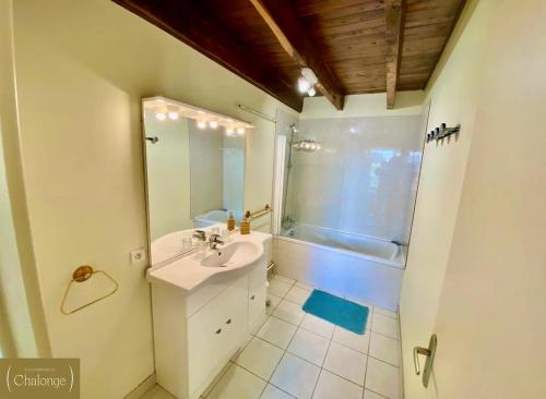 Koupelna v ubytování Cottage Cèdres - Maison chaleureuse à la campagne avec jardin