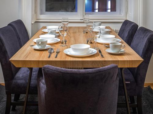 Super Central Two-Bedroom Apartment City Center - 1 min walk to St Stephens Cathedral