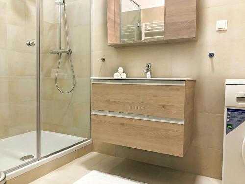 Super Central Two-Bedroom Apartment City Center - 1 min walk to St Stephens Cathedral