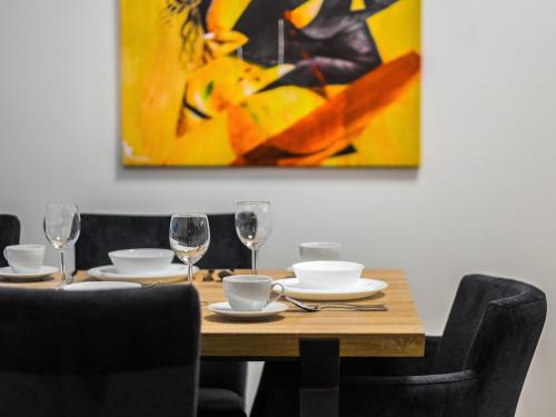 Super Central Two-Bedroom Apartment City Center - 1 min walk to St Stephens Cathedral