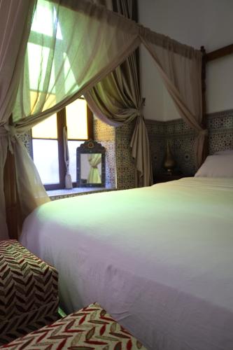 Postel nebo postele na pokoji v ubytování Riad Dar Al Fassia