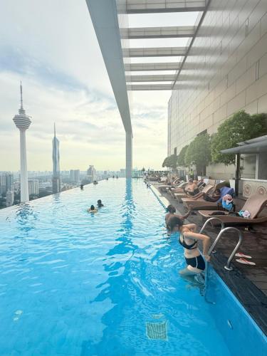 ein Pool auf einem Gebäude mit Menschen darin in der Unterkunft Crown Suites At Platinum KLCC in Kuala Lumpur