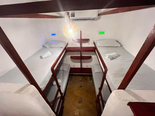 Una pequeña habitación con dos literas. en Hostel do Ceu, en Pipa