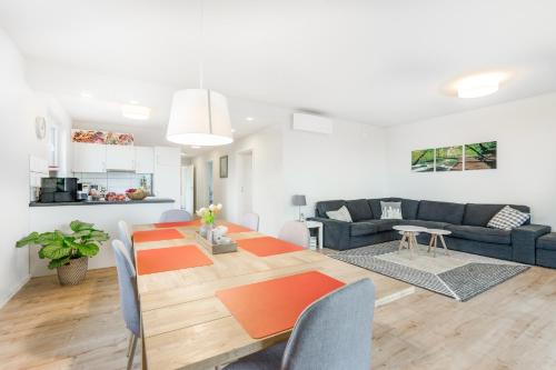 NickenichFerienwohnungen Pellenzblick - Wohnen auf Zeit -的客厅里有一张沙发和一张桌子。