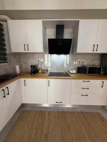 Kuchyň nebo kuchyňský kout v ubytování Feels Like Home 2 - Agrinio Suites