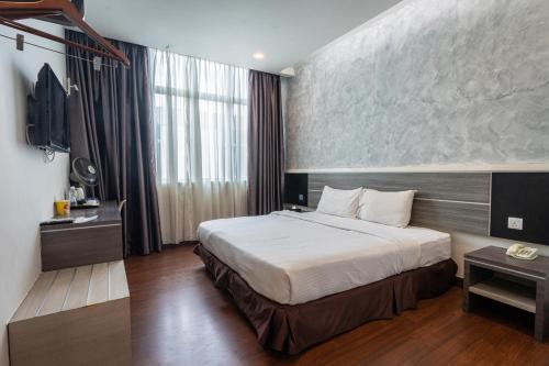 Un pat sau paturi într-o cameră la Indra Hotel Ipoh