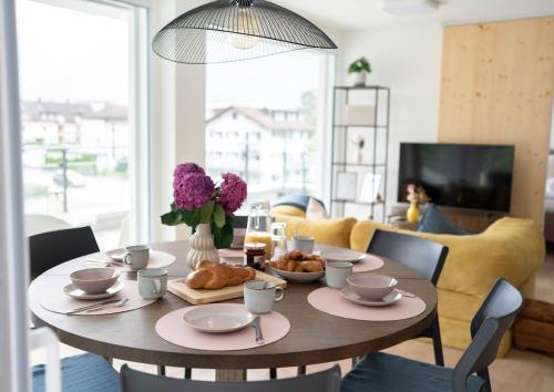 アルトドルフにあるSimpleGlow I Lucerne I Andermatt I Nature I Familyのダイニングテーブル(食べ物、花付)