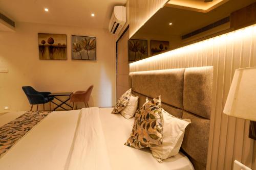 a hotel room with a bed and a chair at The Food Villa in Jāmb