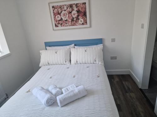 Giường trong phòng chung tại Cozy baby blue room