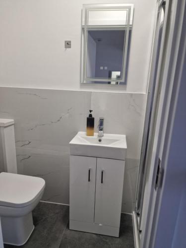 Phòng tắm tại Cozy baby blue room