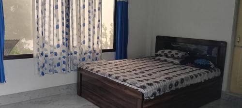 Una cama pequeña en una habitación con ventana. en Hridhaan Hometay, en Kalimpong