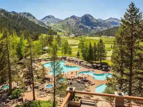 Blick auf einen Fluss mit Bäumen und Bergen in der Unterkunft Remodeled Second Floor Valley View suite in Olympic Valley