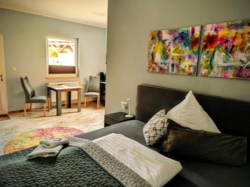 Un dormitorio con una cama y una mesa con sillas. en Schlafort, en Porta Westfalica