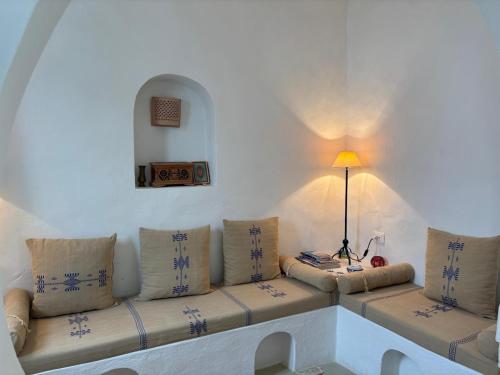 Ein Sitzbereich in der Unterkunft Dar Temna Renovated traditional house