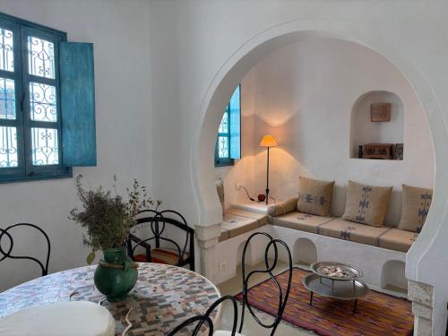 Ein Sitzbereich in der Unterkunft Dar Temna Renovated traditional house